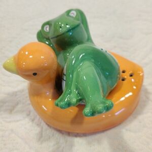 Cracker Barrel Frog Sitting on Duck Float Tube Stoneware Salt Pepper Shaker Set
